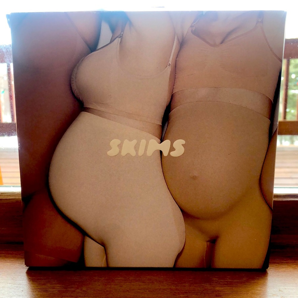 Skims pregnancy leggings and nursing top